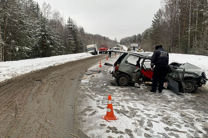 Водитель и пассажирка «Оки» погибли в ДТП в Свердловской области