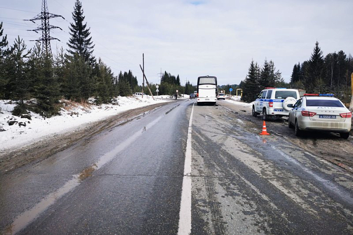 Автобус попал в ДТП с грузовиками в Свердловской области