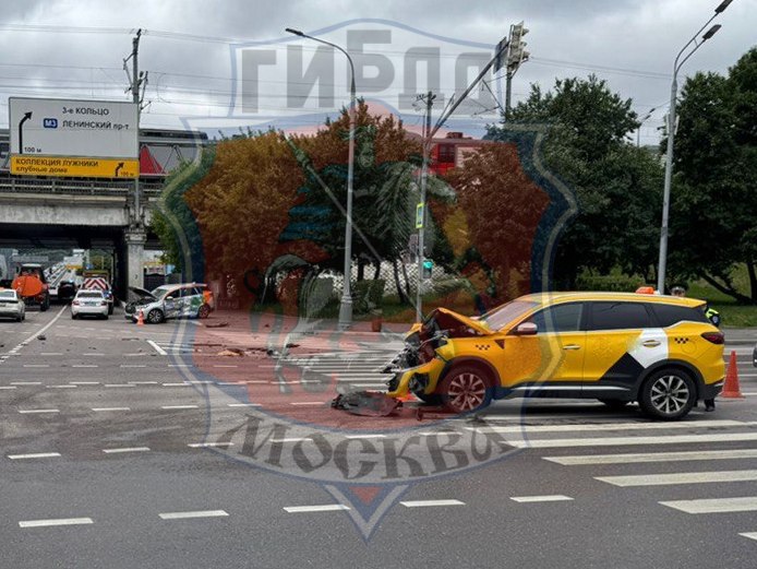 Шесть человек пострадали в ДТП с таки и каршерингом в Москве Шесть человек пострадали в ДТП с таки и каршерингом в Москве