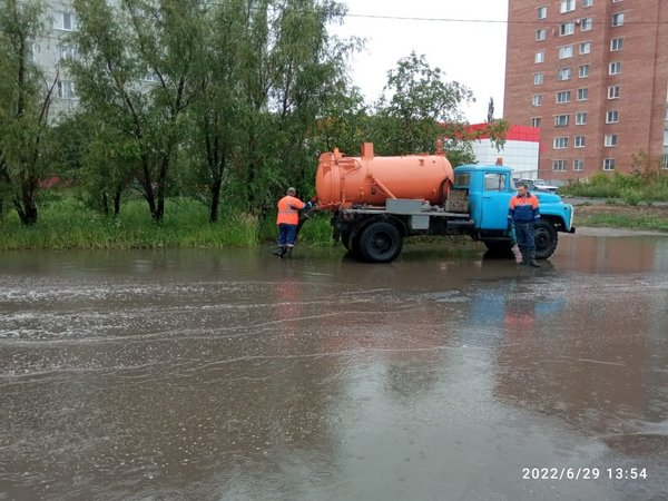 В Омске продолжают ликвидировать подтопления на дорогах