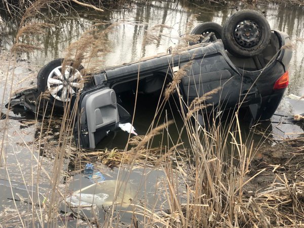 В Омской области автомобиль съехал с трассы Р-402 и частично затонул в кювете: водитель погиб