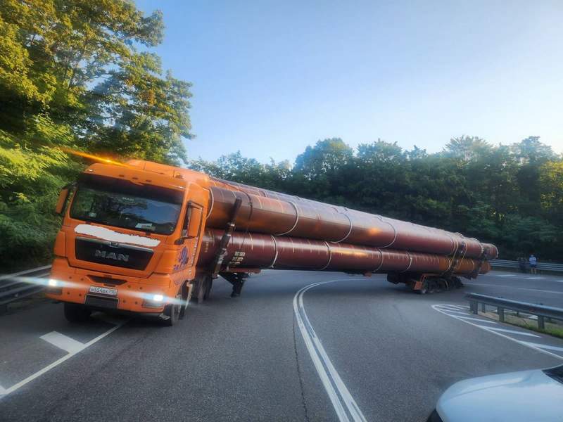 Большегруз перекрыл трассу М-4 Дон на Кубани утром 4 июля Большегруз перекрыл трассу М-4 Дон на Кубани утром 4 июля