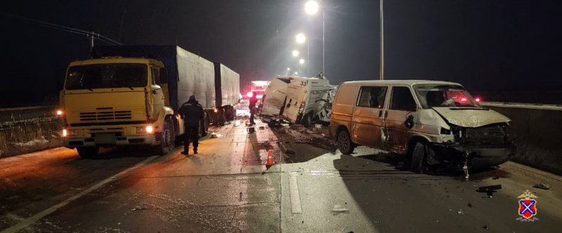 В тройной аварии на трассе Р-22 Каспий в Волгоградской области погиб водитель иномарки