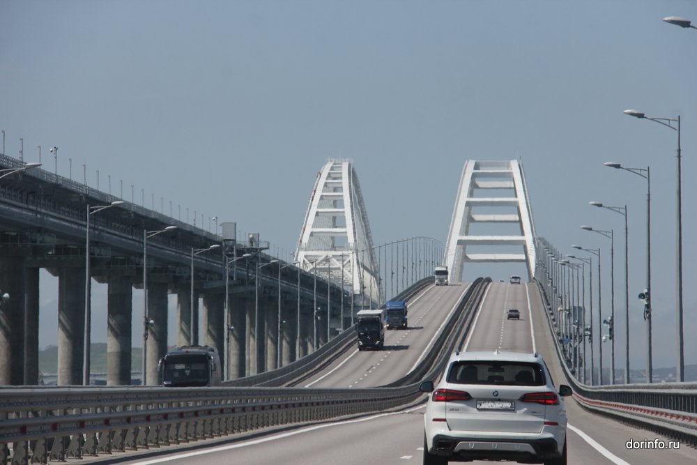 Со стороны Керчи перед Крымским мостом проезда ожидают 240 машин
