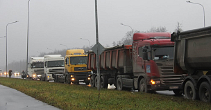На время ПМЭФ ограничат движение грузовиков по участку КАД Петербурга