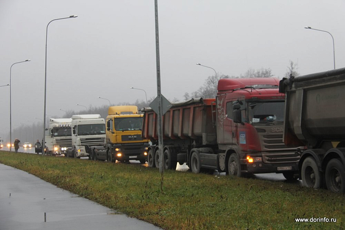 На границе с Латвией и Эстонией в Псковской области растет очередь из большегрузов