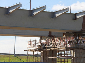 На площадку реконструкции Ногирского моста в Северной Осетии завезли первые балки пролетов