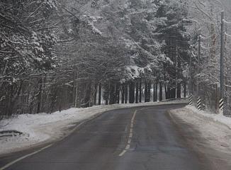 Снегопад осложняет видимость на дорогах на севере Свердловской области