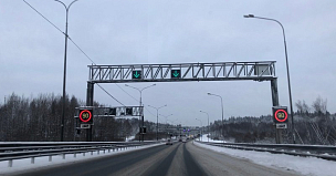 На трассе М-11 Нева между Москвой и Петербургом во время снегопада снижают скорость