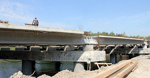 Продолжается капитальный ремонт мостов через реки Уль и Крапивна в Брянской области