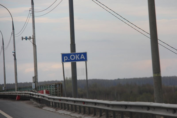 Дорожники разбирают пролет и опоры моста через Оку на трассе М-2 Крым в Подмосковье