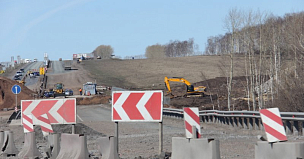Продолжается капремонт моста через реку Череха в Псковской области