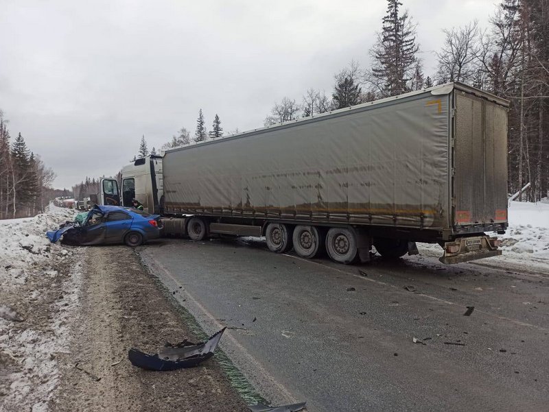 В аварии с иномаркой и фурой на трассе М-5 Урал в Челябинской области погиб человек