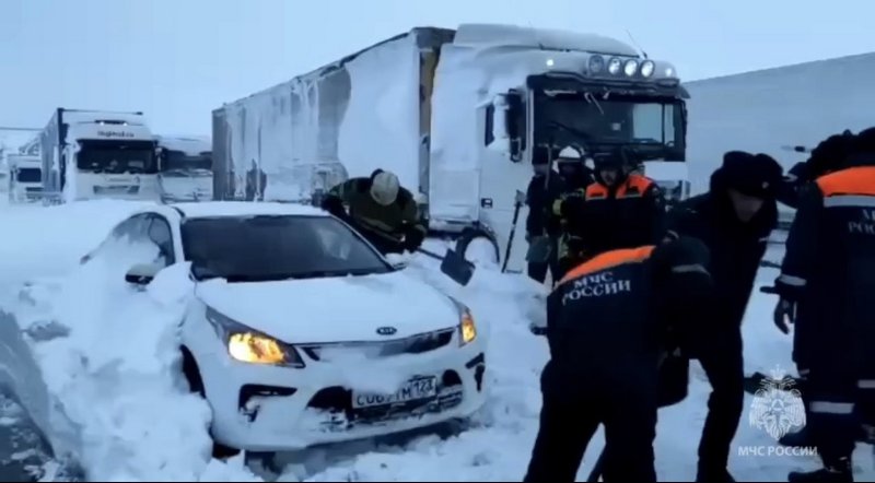 На трассе М-4 Дон в Ростовской области возобновили движение для оказавшихся в заторе машин