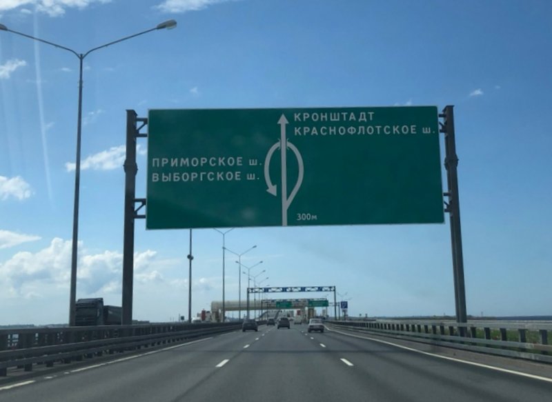 На развязке дамбы и Кронштадтского шоссе в Петербурге меняется схема движения