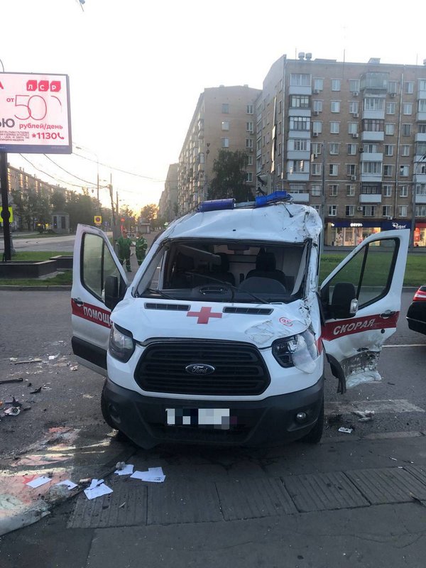Фельдшер погиб в ДТП со скорой и такси на Профсоюзной улице в Москве
