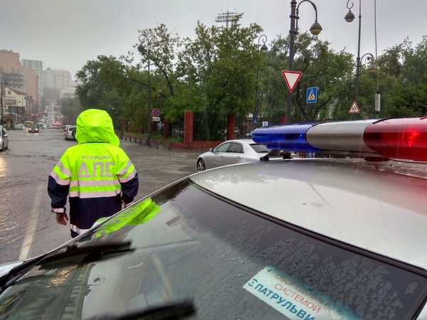 Дорожные службы Приморья перешли в режим повышенной готовности из-за шторма