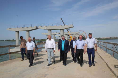 Глава Ростовской области проинспектировал ход строительства моста через Сухо-Соленовскую балку в Волгодонске