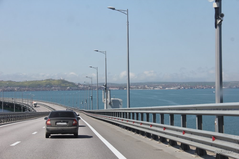 В пробке перед Крымским мостом со стороны Керчи находится 600 машин