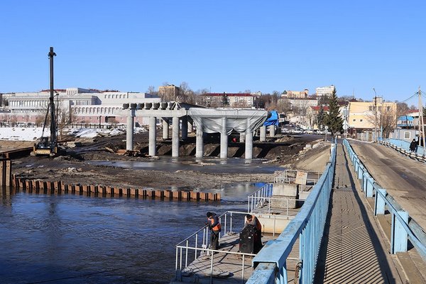 На строящемся мосту через Десну в Брянске установили почти половину балок