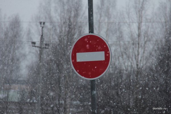 В снегопад перекрыли участок трассы А-392 в Южно-Сахалинске