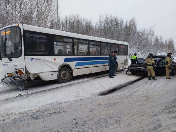 В ДТП с автобусом и легковушкой в Тобольске погиб человек