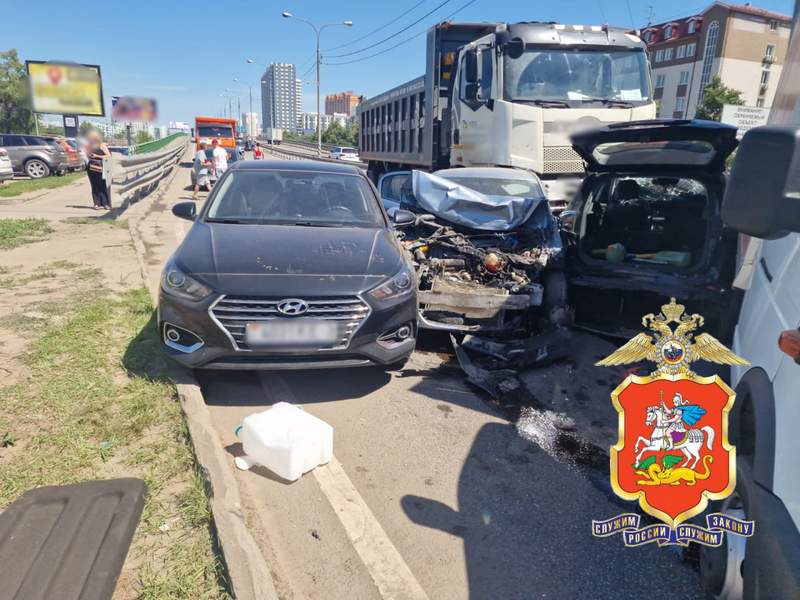 МАЗ врезался в восемь машин в подмосковных Люберцах
