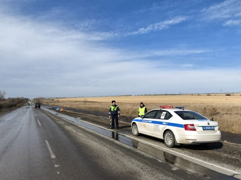 Госавтоинспекция регулирует движение на месте перелива через трассу Р-257 Енисей в Красноярском крае Госавтоинспекция регулирует движение на месте перелива через трассу Р-257 Енисей в Красноярском крае