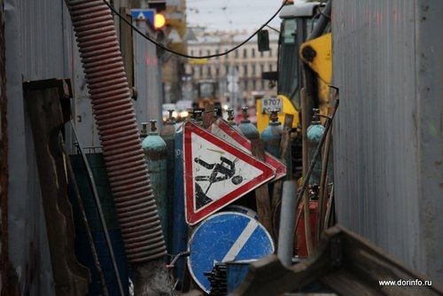 Строители дороги-защитной дамбы в Брянске готовятся к установке освещения