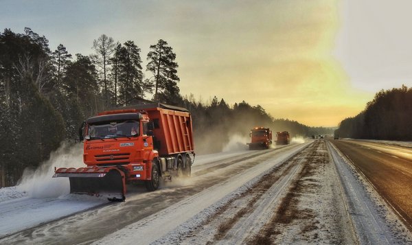 На федеральных трассах в Иркутской области убирают снежные валы с разделительных полос