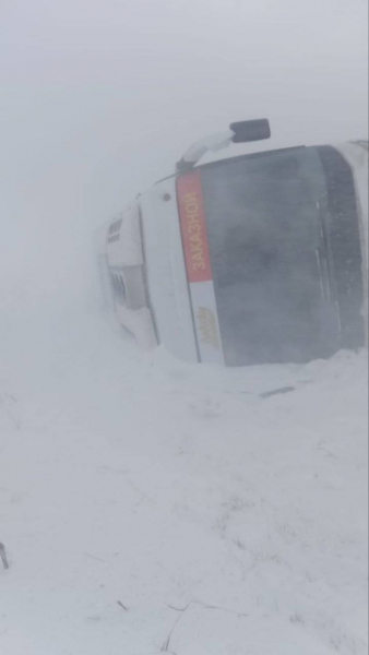 Автобус с пассажирами опрокинуло ветром в Красноярском крае