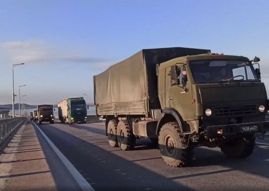 По Крымскому мосту после учений в Крыму проехала военная техника