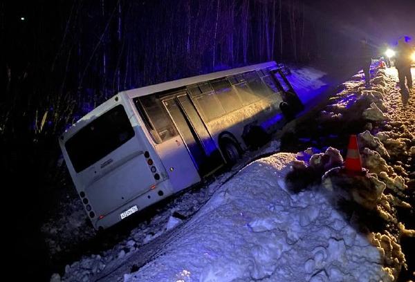 Автобус с рабочими вылетел в кювет в Ленобласти: шесть человек пострадали