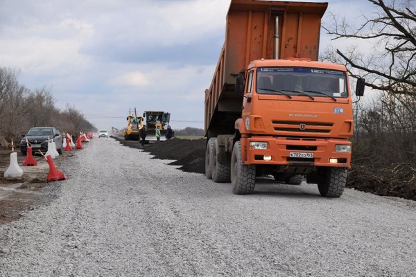 В Ростовской области капитально ремонтируют участок дороги Шахты - Гапкин