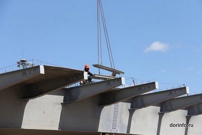 На ЗИЛе в Москве продолжают строительство моста через Затон Новинки