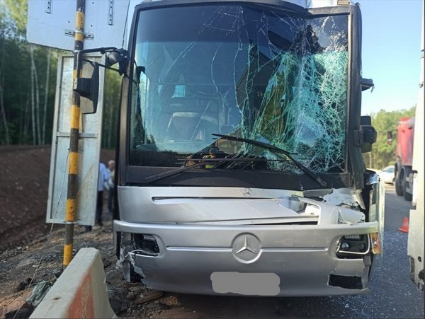 Экскурсионный автобус попал в аварию на трассе М-5 Урал в Челябинской области