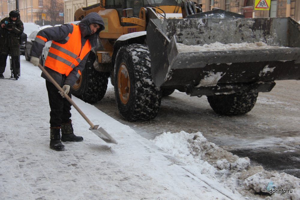 Дорожники Петербурга борются с последствиями двух снежных циклонов
