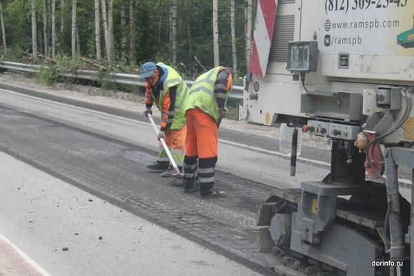 На съезде с трассы Р-56 в Новгородской области ремонтируют дорогу к карамельному водопаду