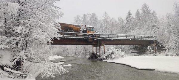 Большегруз повредил мост через реку Малый Караурак в Приамурье