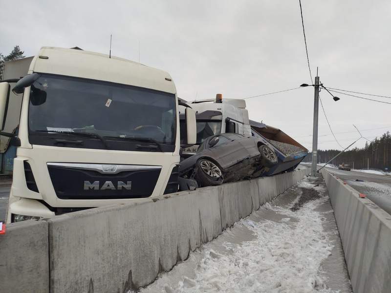 Тройное ДТП ограничило движение по федеральной трассе А-181 в Ленобласти Тройное ДТП ограничило движение по федеральной трассе А-181 в Ленобласти