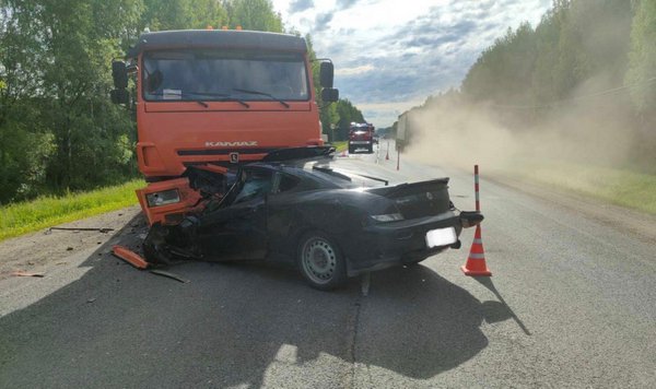 Водитель легковушки погиб в аварии с молоковозом на трассе Р-176 Вятка в Кировской области • Портал Дороги России •