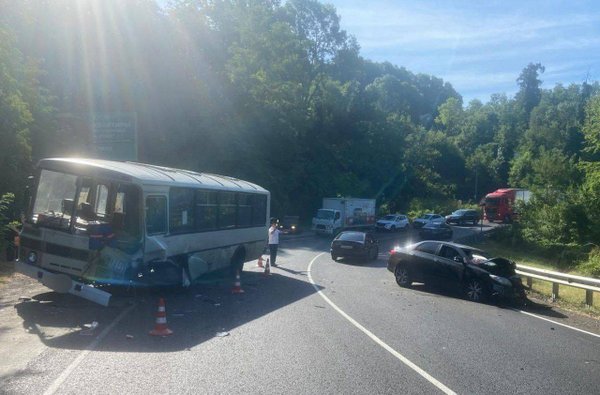 Автобус попал в аварию на трассе А-147 Джубга – Сочи на Кубани