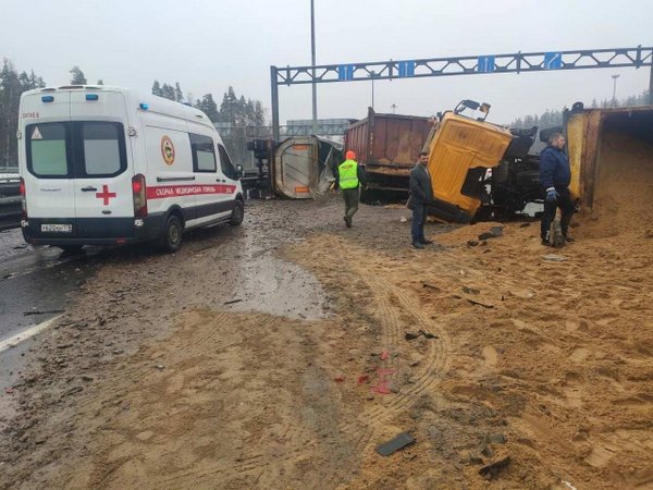 По трем полосам открыто движение на участке КАД Петербурга в районе аварии с грузовиками