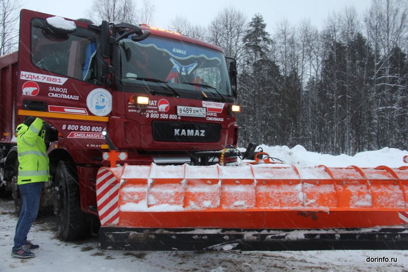 Последствия снегопада на региональных дорогах Кубани ликвидировали 63 машины