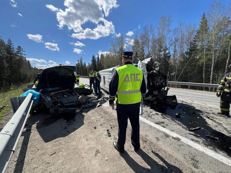 Двое погибли в утреннем ДТП с легковушкой, автобусом и грузовиком в Свердловской области Двое погибли в утреннем ДТП с легковушкой, автобусом и грузовиком в Свердловской области