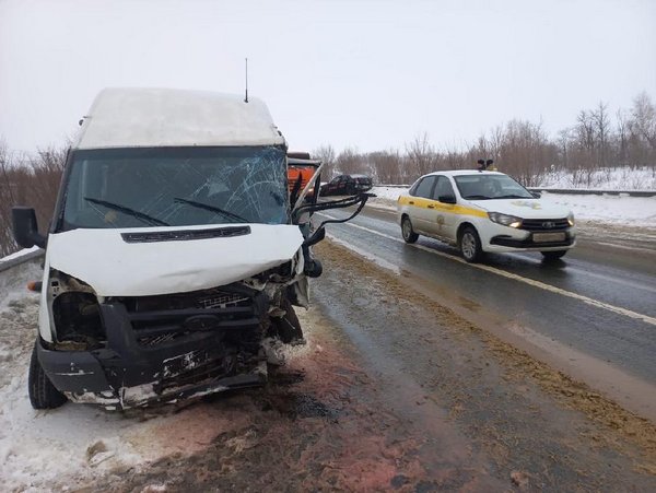 Двое погибли в ДТП с микроавтобусом и легковушкой на трассе Р-229 в Самарской области