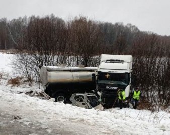 Двое пассажиров легковушки погибли в ДТП на дороге Томск - Колпашево в Томской области