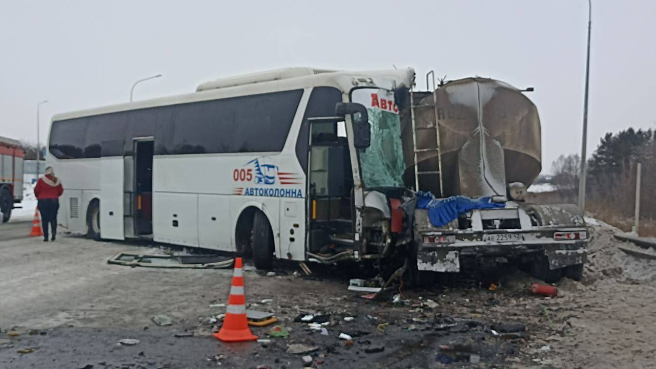 Двое погибли, четверо пострадали в Новокузнецке в ДТП со служебным автобусом