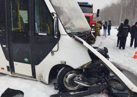 Водитель иномарки погиб в ДТП с пассажирской «Газелью» в Омской области