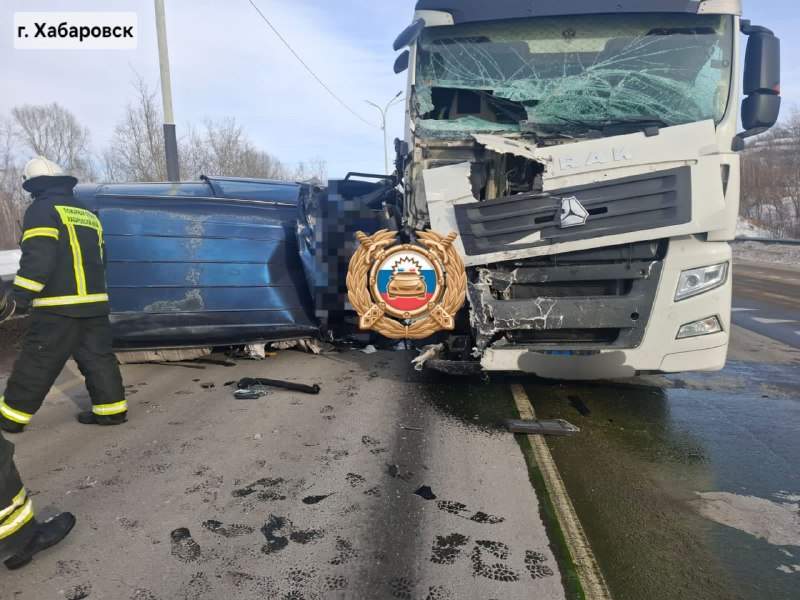 В аварии с микроавтобусом и грузовиком в Хабаровске погибли два человека В аварии с микроавтобусом и грузовиком в Хабаровске погибли два человека